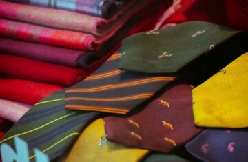 Photo tying scarves